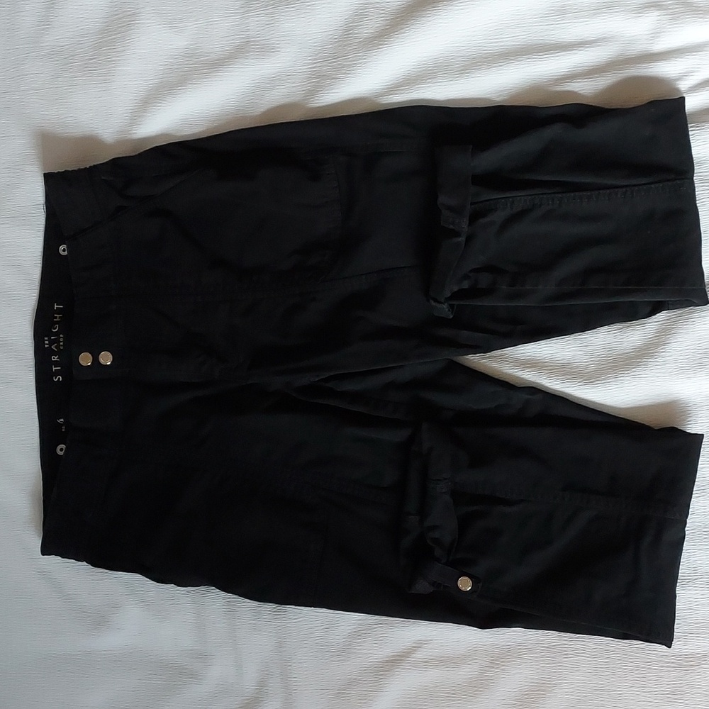 White House Black Market Black Straight cropped pants.  Sz 4